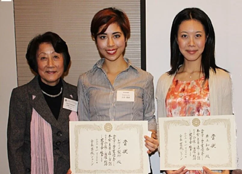 吉成会長、奨学金授与式で受賞者のレヴィン・梨紗さん(UC Berkeley) 井上知香さん(USC) と