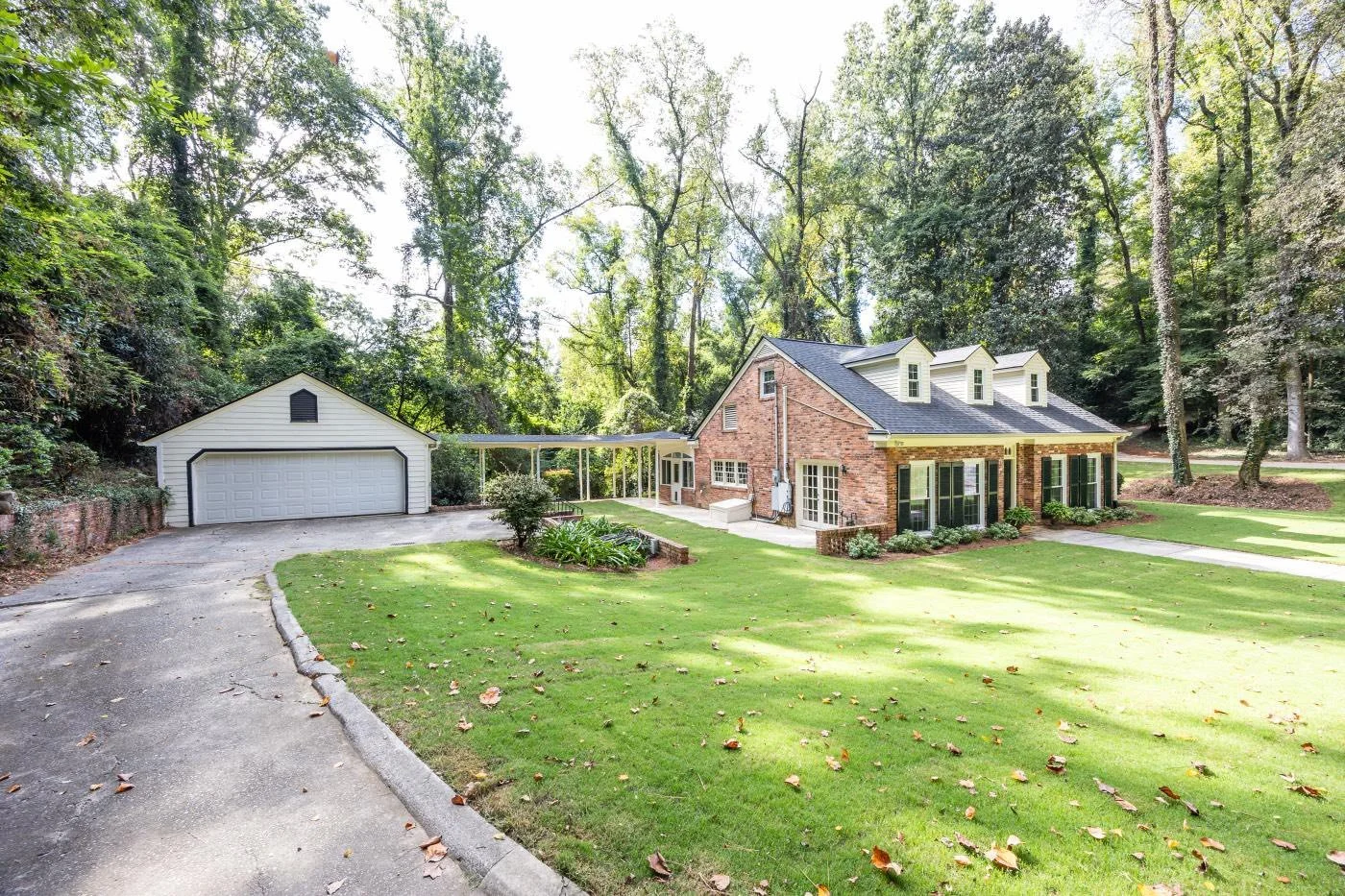 3823 OVERLOOK
This sweet home has been completely renovated and is ready for new owners! Listed by Denny Jones 478-731-7888 at Fickling 478-757-9600.