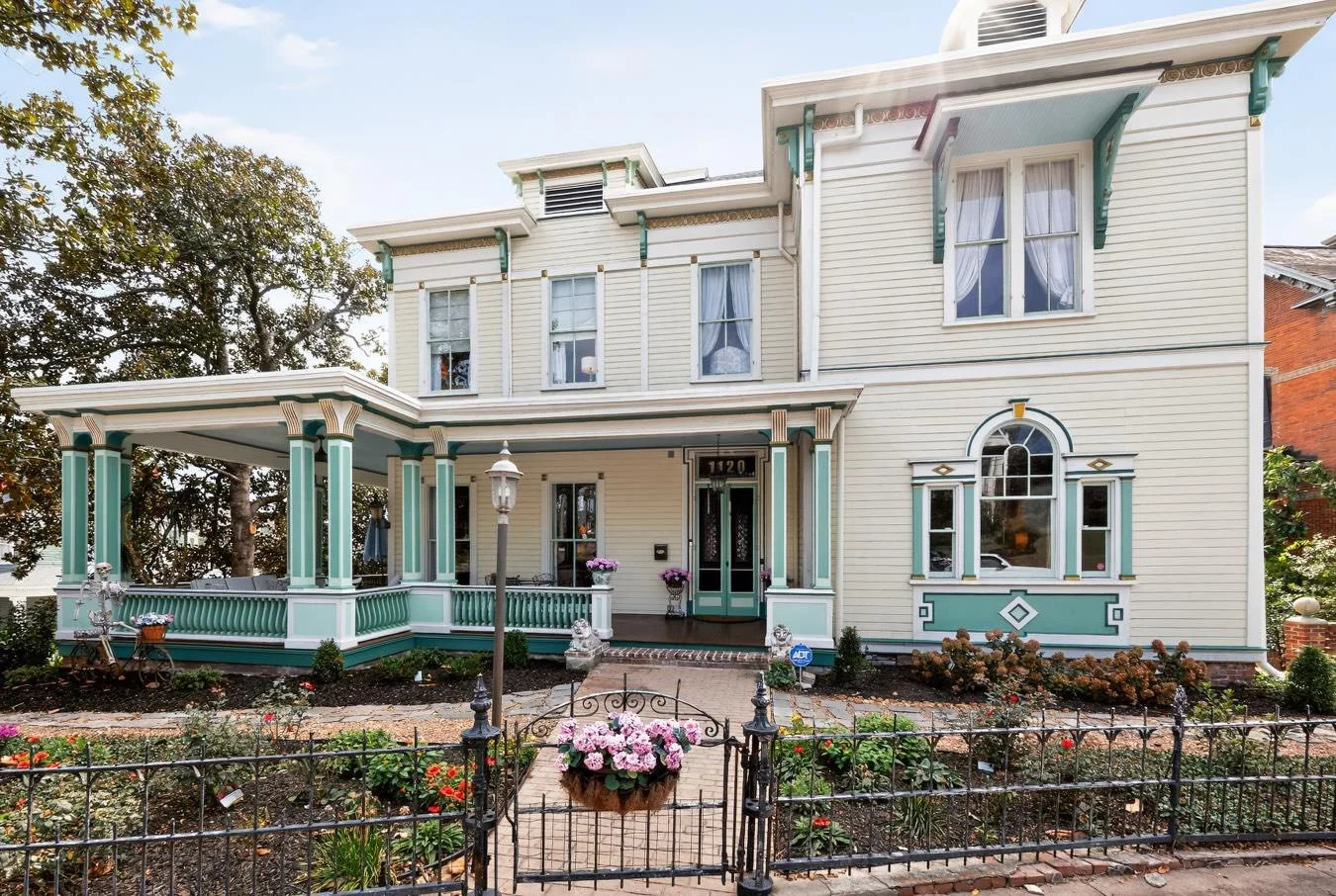 1120 Georgia Ave is one of my favs and some lucky person gets to make theirs! Contact Joanna Floyd Jones at Sheridan Solomon &amp; Assoc. Realtors, L.L.C. For the details today and go see in person.

Book your gorgeous session here
👉 https://robinga
