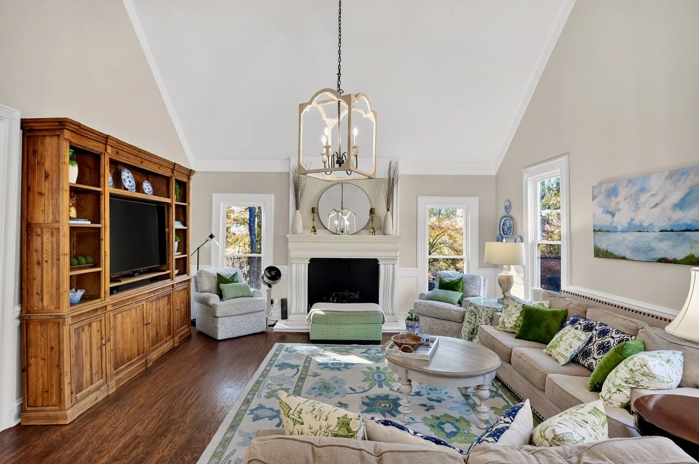 This is such a great home on the market at 1183 St Andrews! And it backs right up to the golf course. Contact @joannafloydjones at @ssamacon to get the info on this sweet home.