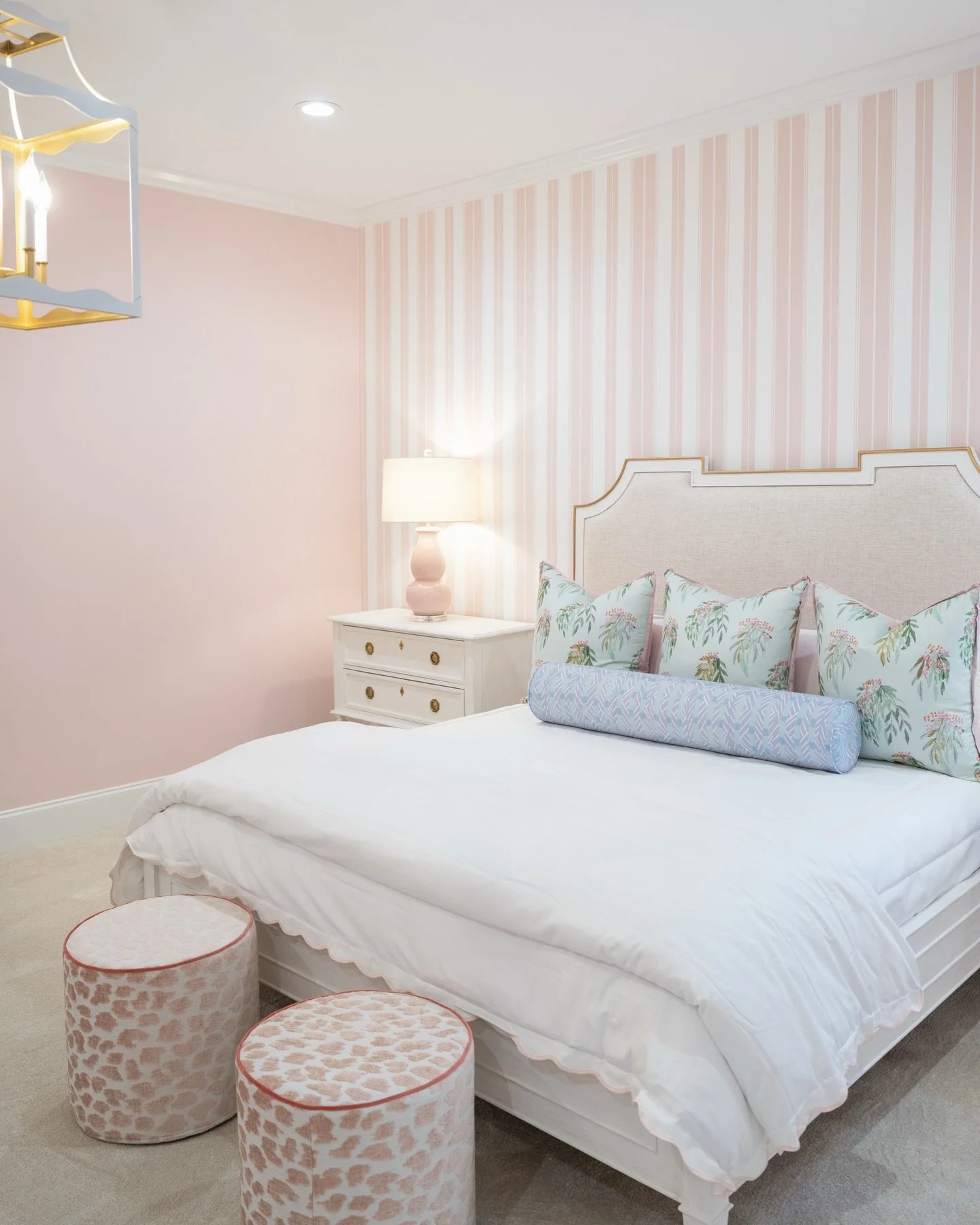 So obsessed with the bedrooms from the colors to the wallpaper, drapes and furnishings! All by @poppysofmacon . This is such a perfect girl&rsquo;s room!