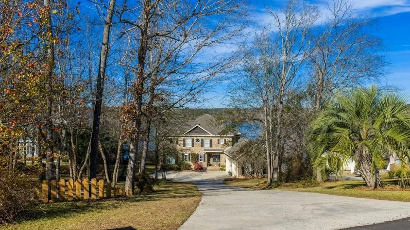 119 Springs Court N is looking so pretty and is ready for new owners. Listed by Billy Hester at Fickling and Company. #lizellaga #lakehomes #georgiahomesforsale #realestatephotographer