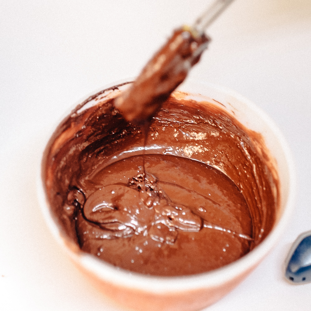 Масло для шоколада. Шоколадное масло. Как сделать шоколад. Как делают шоколад. Как сделать домашний шоколад.