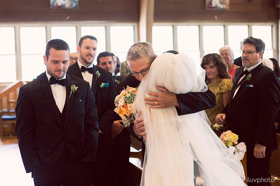 09_Brookfield_Zoo_wedding_Chicago_iluvphoto_photographer_candid_natural.jpg