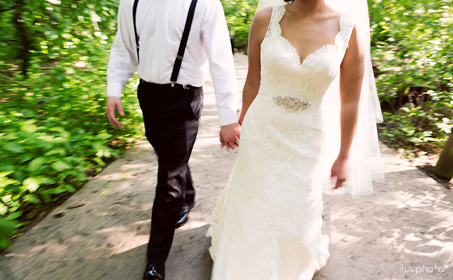 22_Brookfield_Zoo_wedding_Chicago_iluvphoto_photographer_candid_natural.jpg