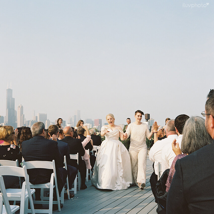 medium format film chicago wedding photographers iluvphoto lacuna lofts outdoor ceremony