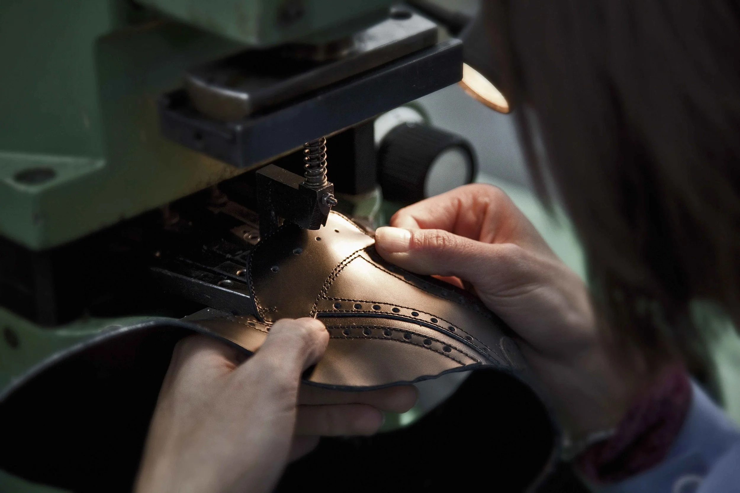 ALODD's footwear is entirely handmade by skilled craftspeople in Italy. 