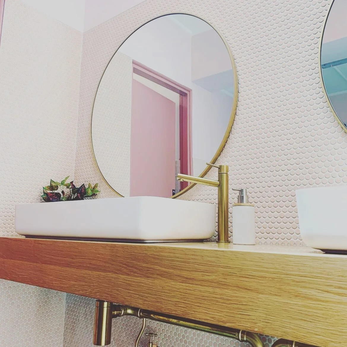 Throwback ... LETS TALK PINK BATHROOMS ... When the ladies room at The Tamworth Hotel had a makeover. 🌸🦩🎀 #tiles #bathroomreno #pink #pennyrounds #brass #prettyinpink