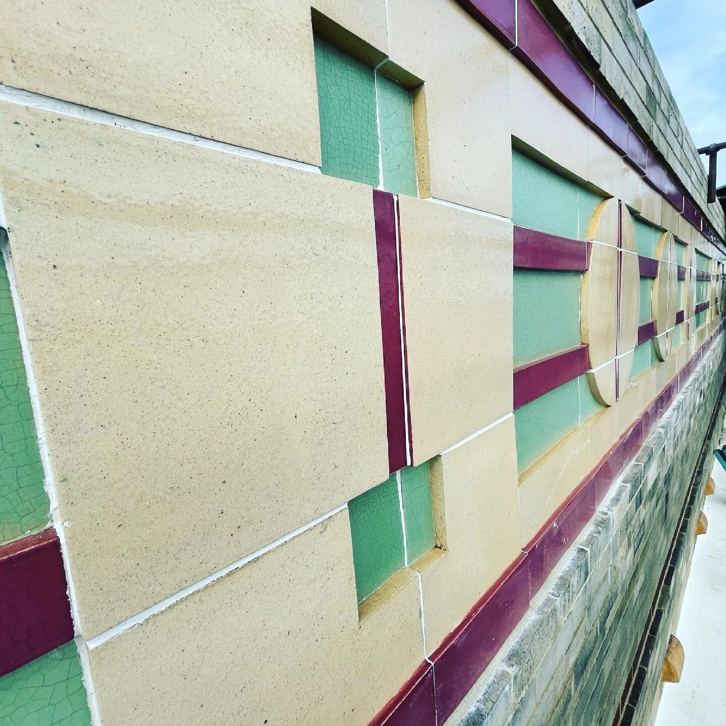 Amazing what you find when up on the scaffolding. Robin Hood letters and tiling from 1938. The tiles have this amazing crackle effect that one can only dream of finding today. Things were built to last back then! 🧱🔨👷🏻&zwj;♀️🏭 @robinhoodhotel #pub #construction #tiles #vintage