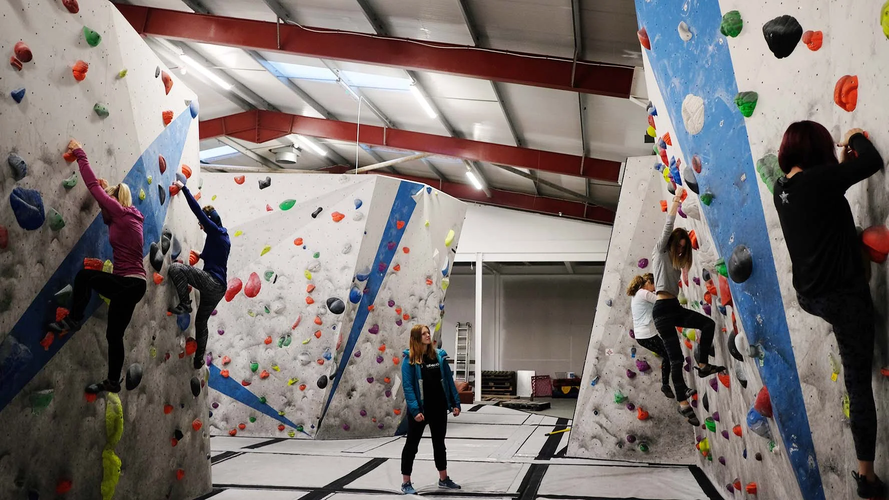 Bouldering for Beginners: Benefits + Tips