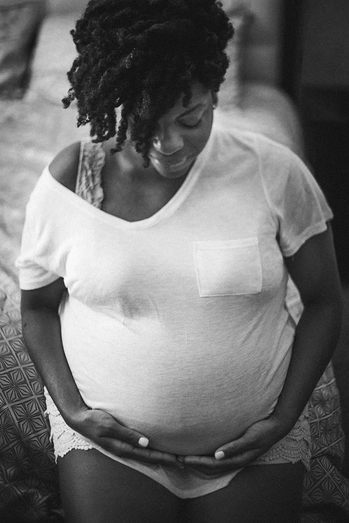 intimate-in-home-maternity-session-by-atlanta-photographer-chanel-french-16_35713488604_o.jpg