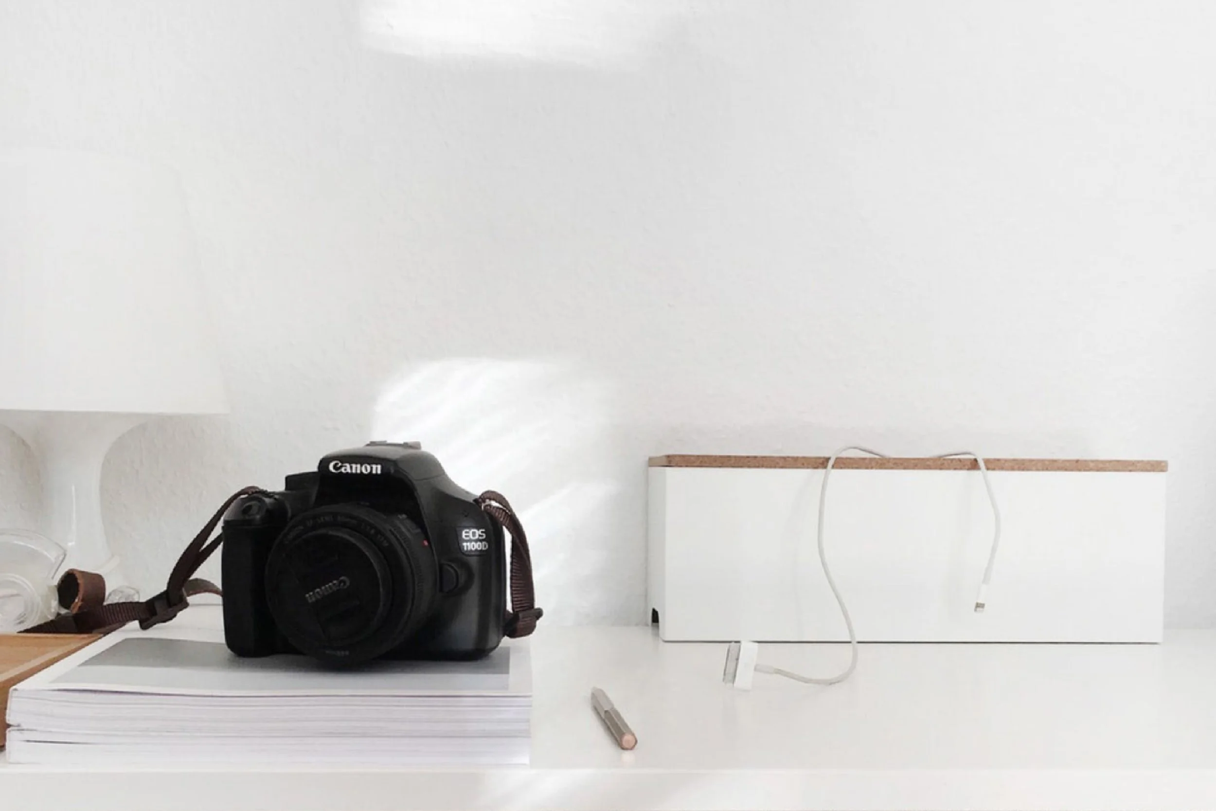Canon-DSLR-camera-on-white-background.jpg