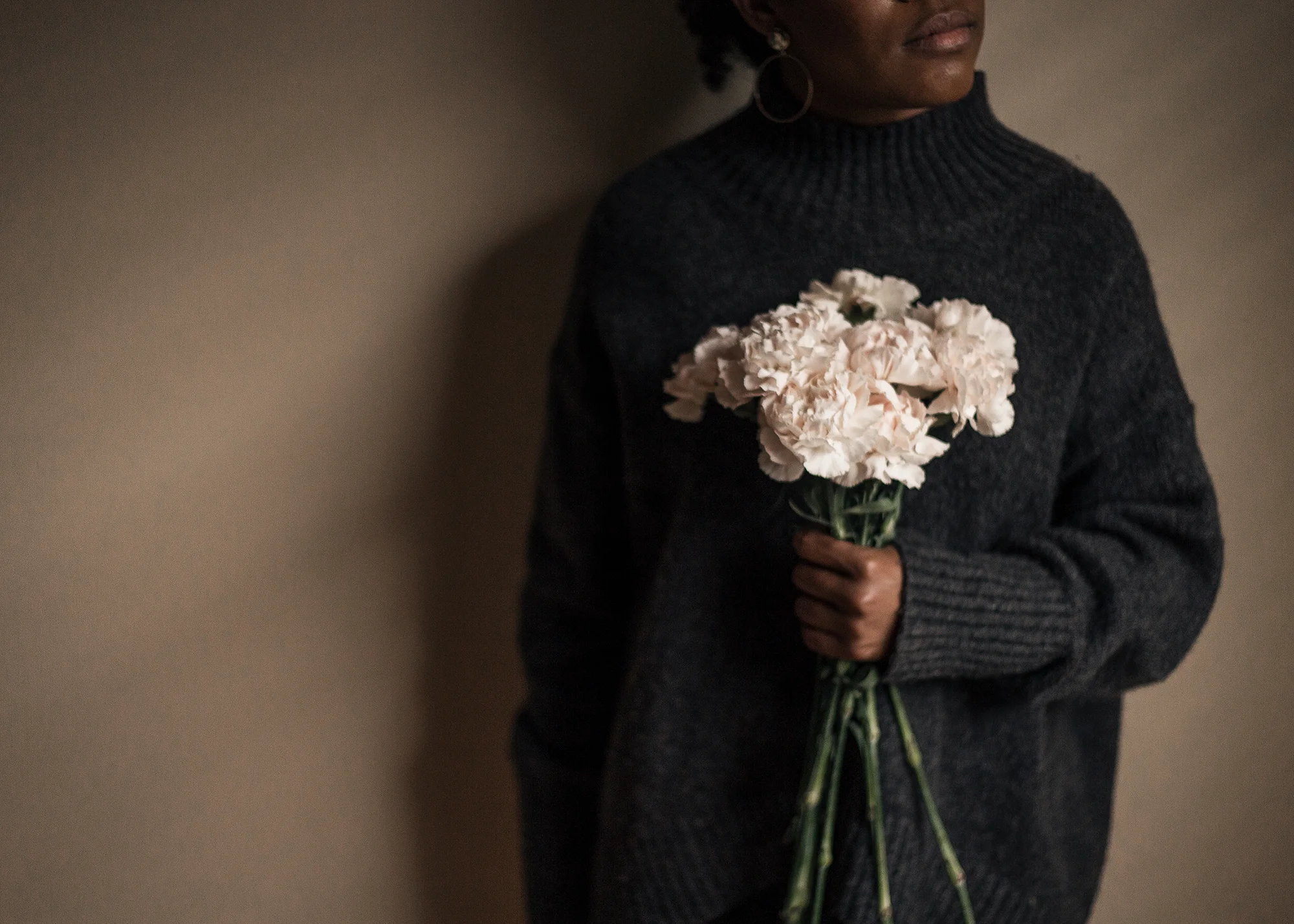 Woman-holding-flowers-in-grey-turtleneck-sweater-by-Atlanta-photographer-Chanel-French.jpg
