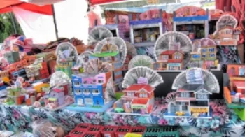 Miniature objects during the Alasitas