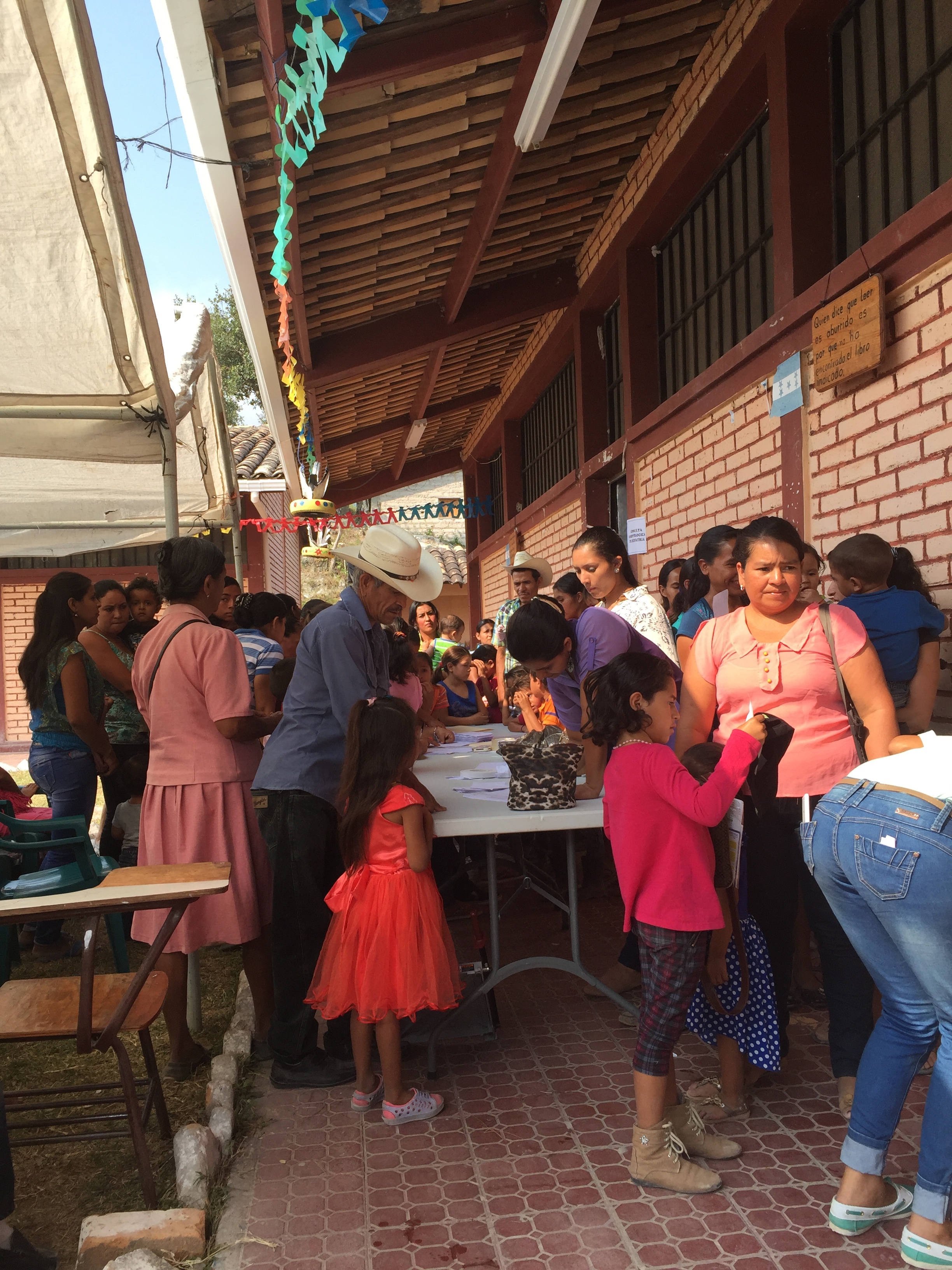 Patients and thier families lining up to register for clinic in Camalote-Tampuca.