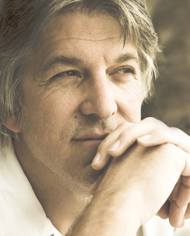 An artistic quest took him to London, Austin, and Nashville, before returning him spiritually back to Wales with t he organic guitar and voice album "Homeward" - the purest reflection of David Llewellyn's Welsh upbringing.