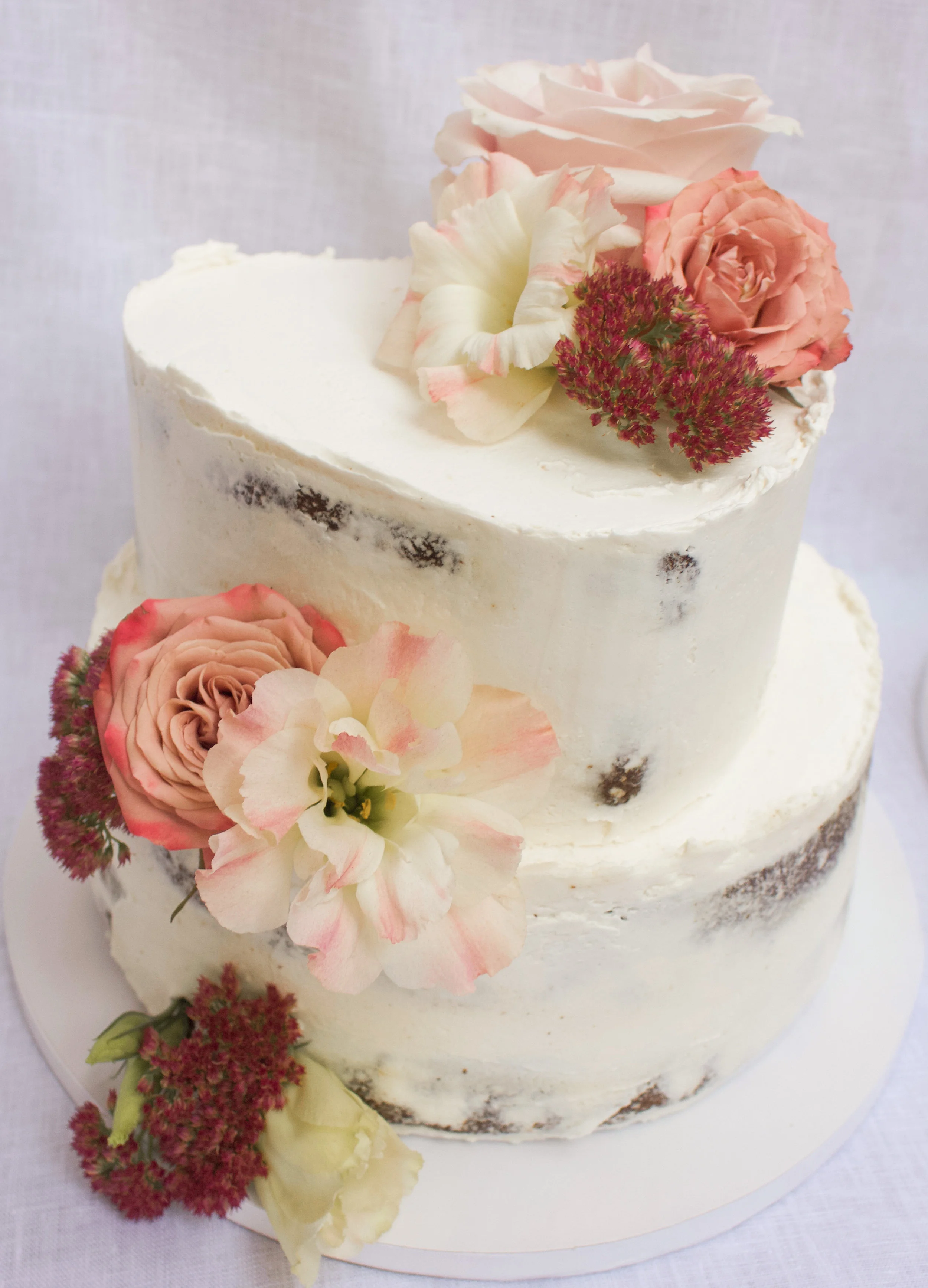 < vegan gingerbread &amp; pear w/ salted caramel wedding cake >