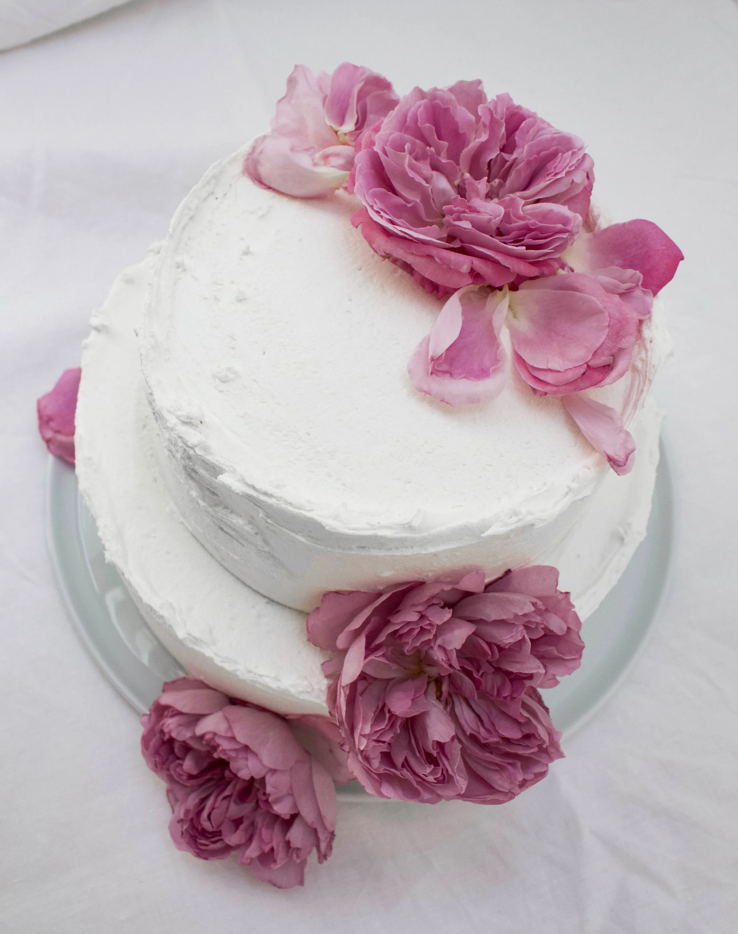 < buttermilk sponge w/ summer berry filling &amp; vanilla frosting  wedding cake >