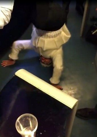 Source: À 82 ans, une mamie fait le poirier dans le TGV Le Figaro Madame - Google Chrome 1112016 24540 PM.bmp_.jpg
