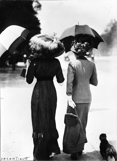  Fashionable Women: Avenue Bois de Boulogne 1911