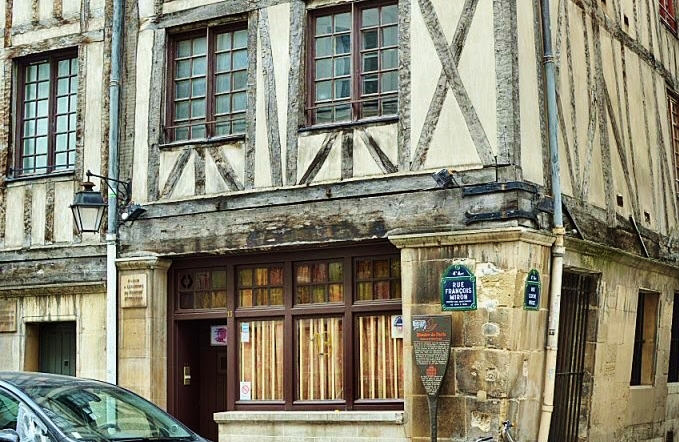  On rue Francois Miron, two blocks from the Seine