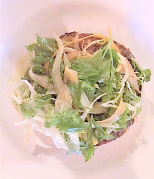 Light and lovely: quiche avec salade…