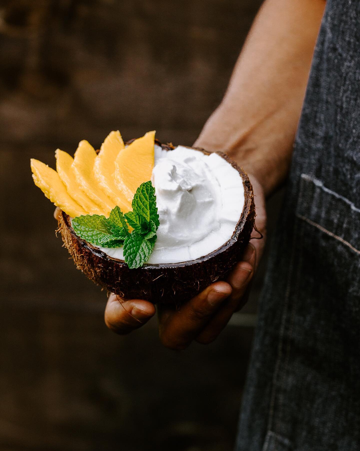 This is literally the EASIEST coconut yoghurt you&rsquo;ll ever make. All you need are 2 ingredients + 30 seconds of your time. Yup, it seriously only takes 30 SECONDS to make this - swipe right to see how.⁣⁣
⁣⁣
I&rsquo;m sharing this because I feel 