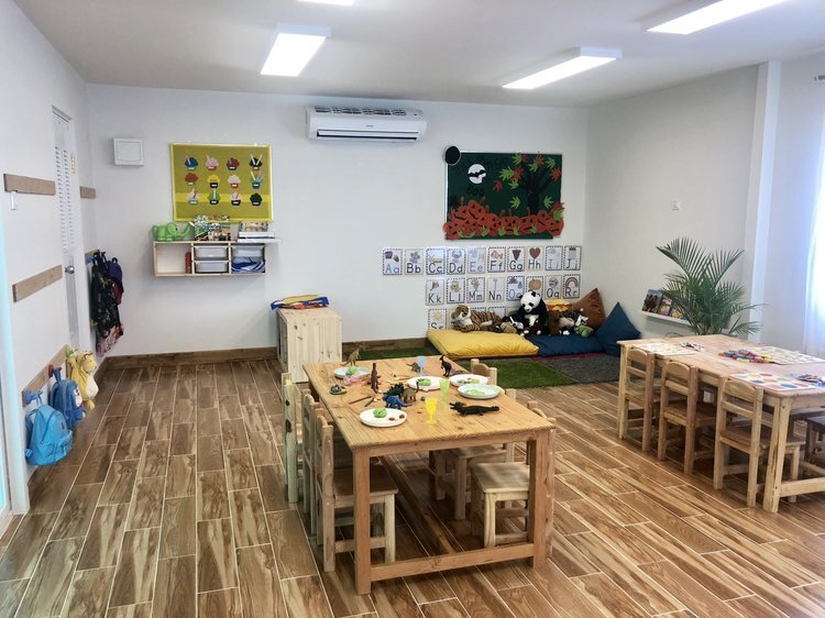 classroom-tables-and-chairs.jpg