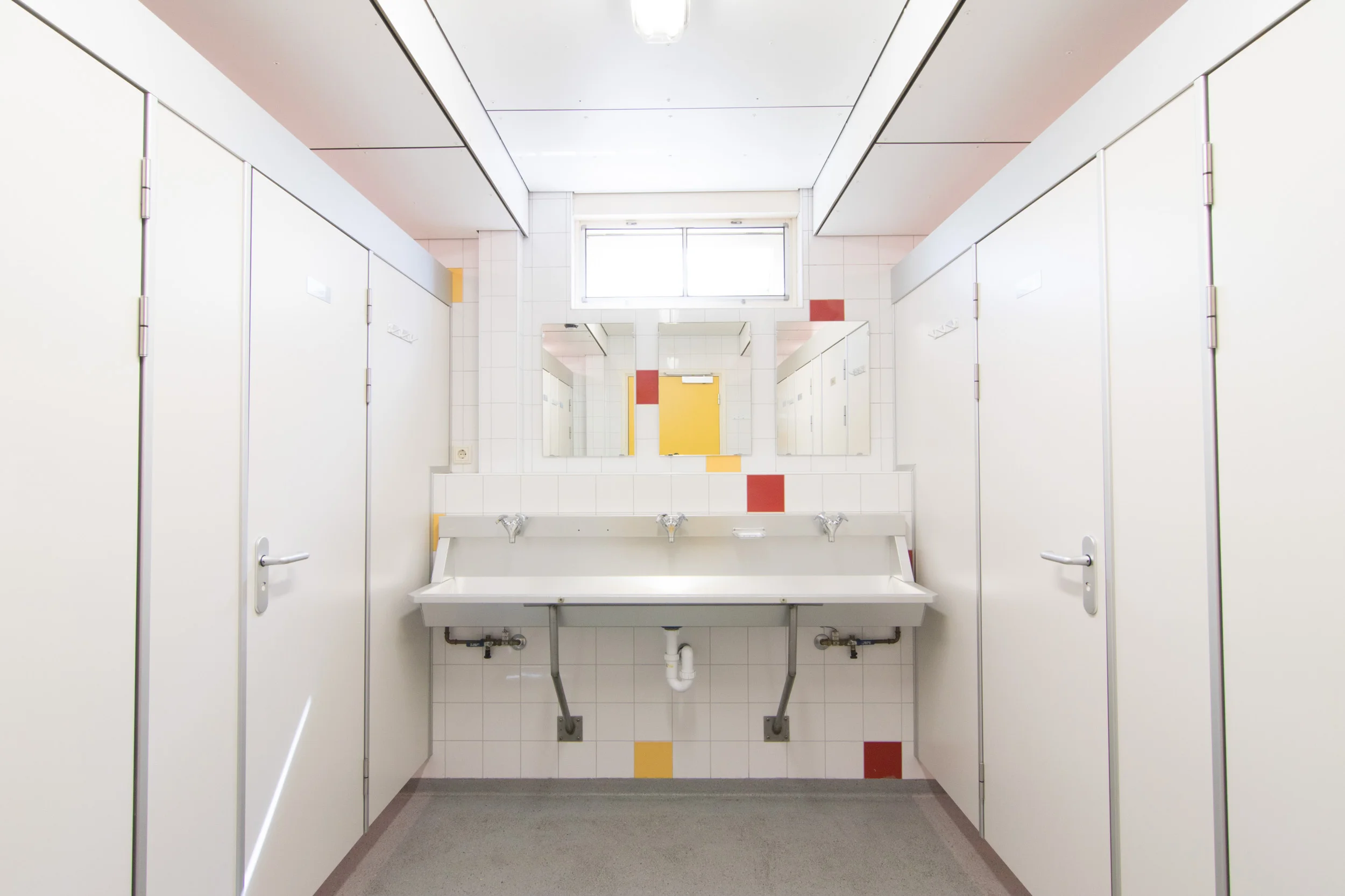 Douche en toiletruimte beneden - 2500px.jpg