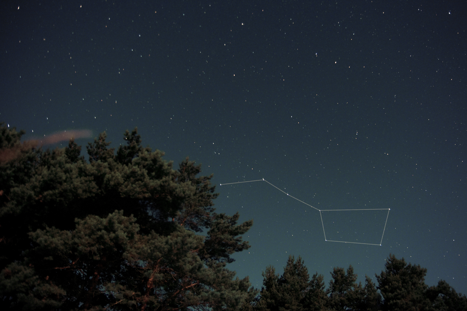 Какие объекты можно наблюдать невооруженным глазом. Андромеда Галактика на небе невооружённым глазом. Галактика Андромеда на ночном небе невооруженным глазом. Туманность Андромеды Галактика на небе. Галактика Андромеда с земли невооруженным.