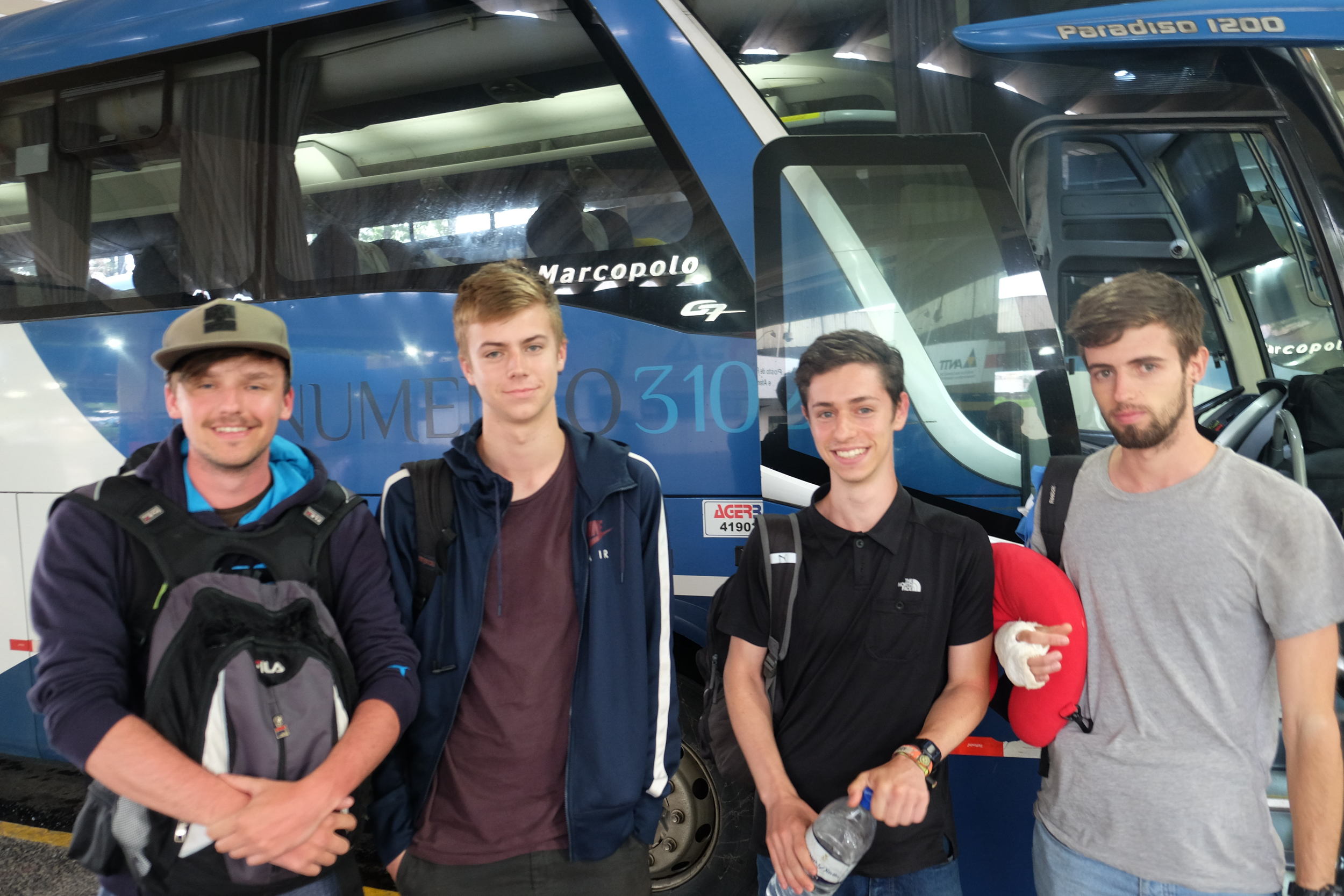 Marco, Sam, Isaac et Tobias après 10h de bus à coté des toilettes