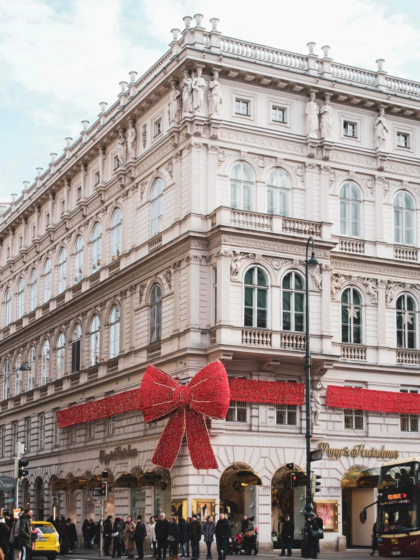 Wait&hellip; only 7 Mondays left until Christmas?! 🎄✨ How is that even possible 😅 The holidays are coming fast, and I can already feel that festive spark.

Traveling and taking photos will forever be my love language, and this photo from a trip to 