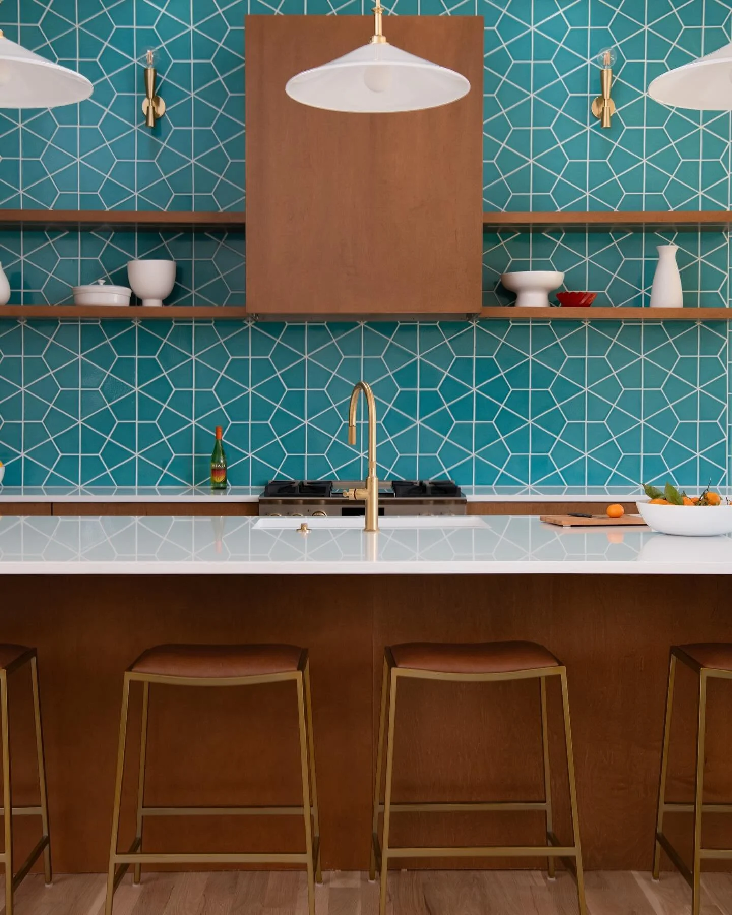 This retro mid-century kitchen is serving up serious style with that bold blue and orange combo. Proof that the right pop of color can transform a space from beautiful to unforgettable 🧡💙

Photography for @edenn_design 

Charlotte kitchen designer,