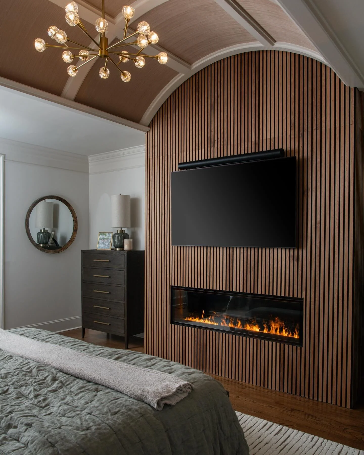 This primary suite&hellip;.😍🔥 beautifully designed by @blushdesigncharlotte 

Photography @victoriamoonphoto