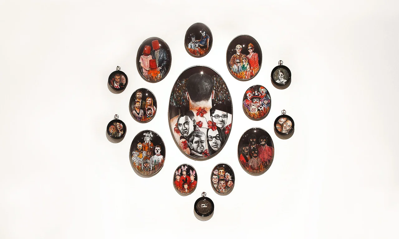    Family portrait    installation de 10 cadres convexes autour des photos de famille  © tous droits réservés - Sydney Guillemin 