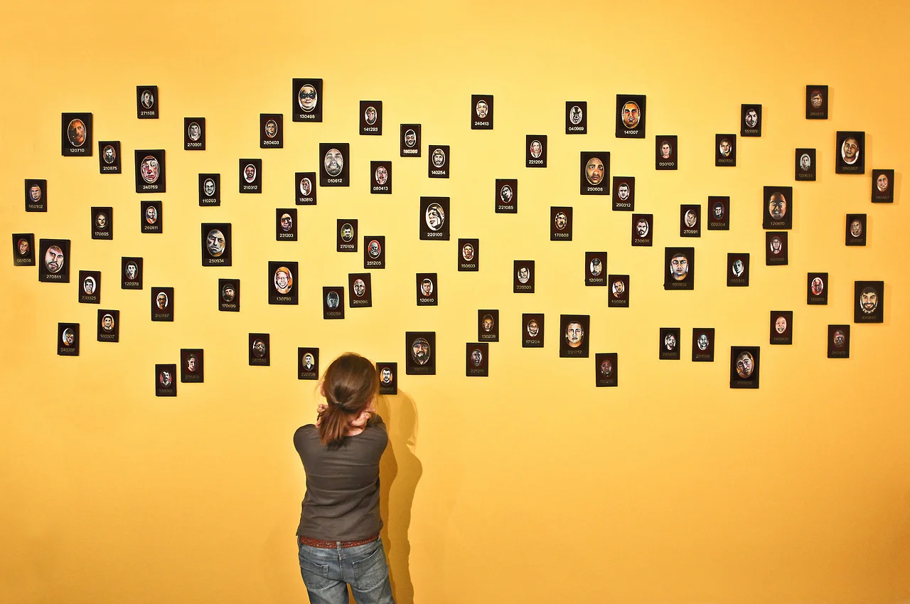    Les égarés    installation de 90 portraits d'anonymes accompagné d'un numéro de série, huile sur papier, bois  © tous droits réservés - J-S. Marchessou 
