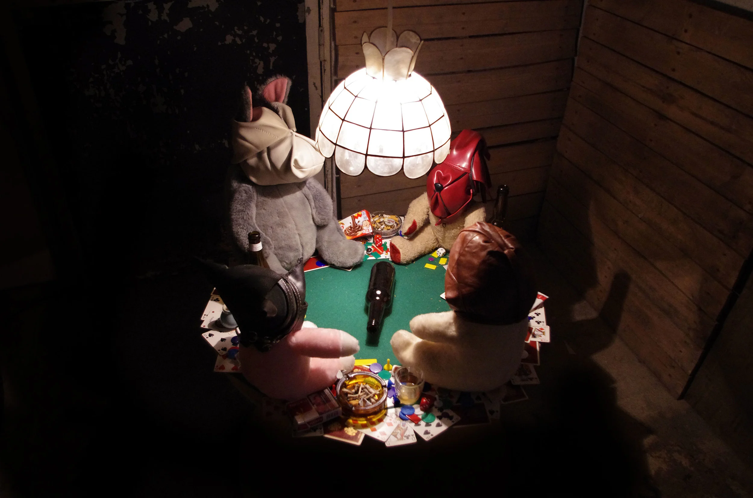    Playtime    Bobine, peluches, cuir, objets divers, feutre vert, lampe &amp; bouteille de verre  81 × 75 cm  © tous droits réservés - JPRV 