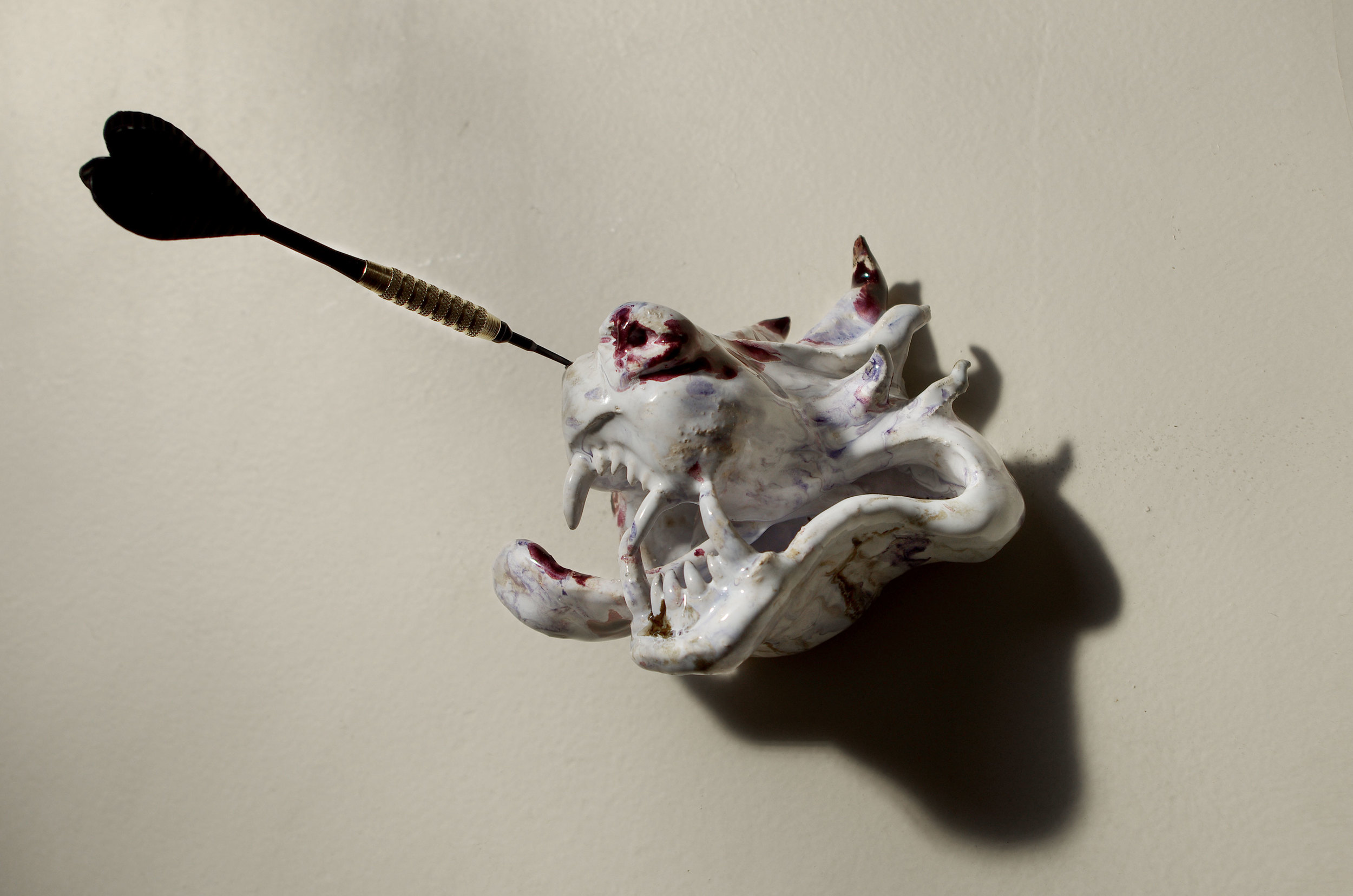    Loupé!    céramique émaillée polychrome, fléchette en plastique  H. 15 x L. 24 x Pr. 10 cm  © tous droits réservés - JPRV 