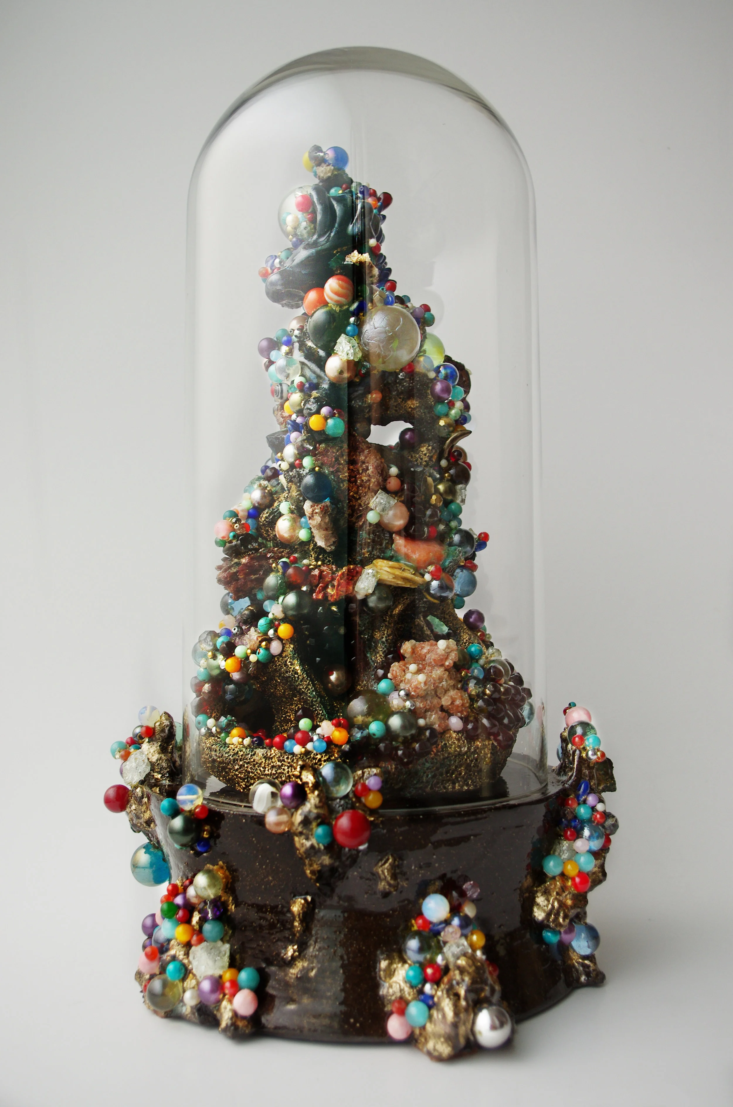    La récolte    céramique émaillée polychrome, techniques mixtes, verre, poudre d'or  H 51 × 28 cm  © tous droits réservés - JPRV    