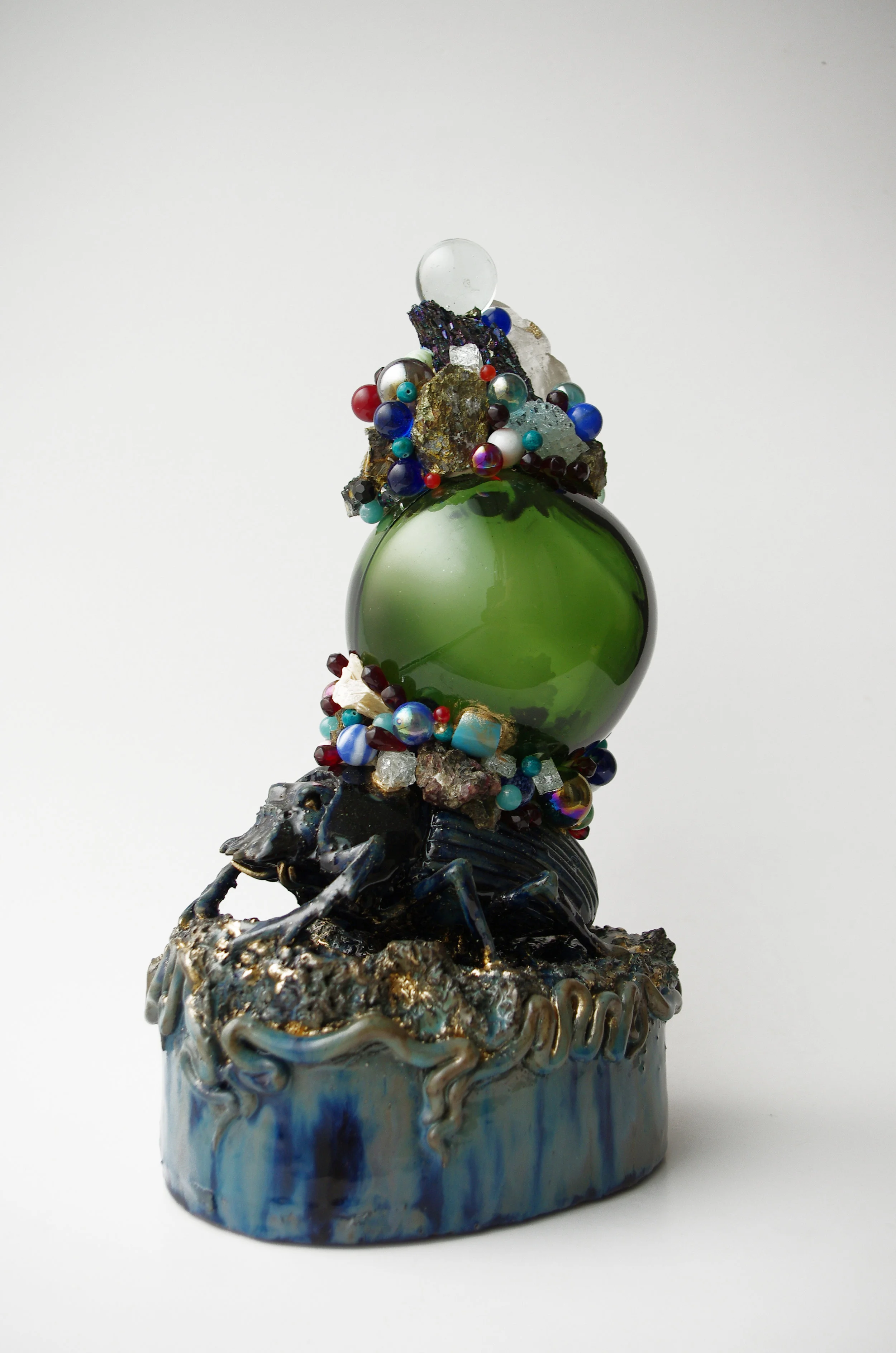    L'ouvrier    céramique émaillée polychrome, techniques mixtes, verre, poudre d'or  38,5 × 22,5 × 15,5 cm  © tous droits réservés - JPRV 