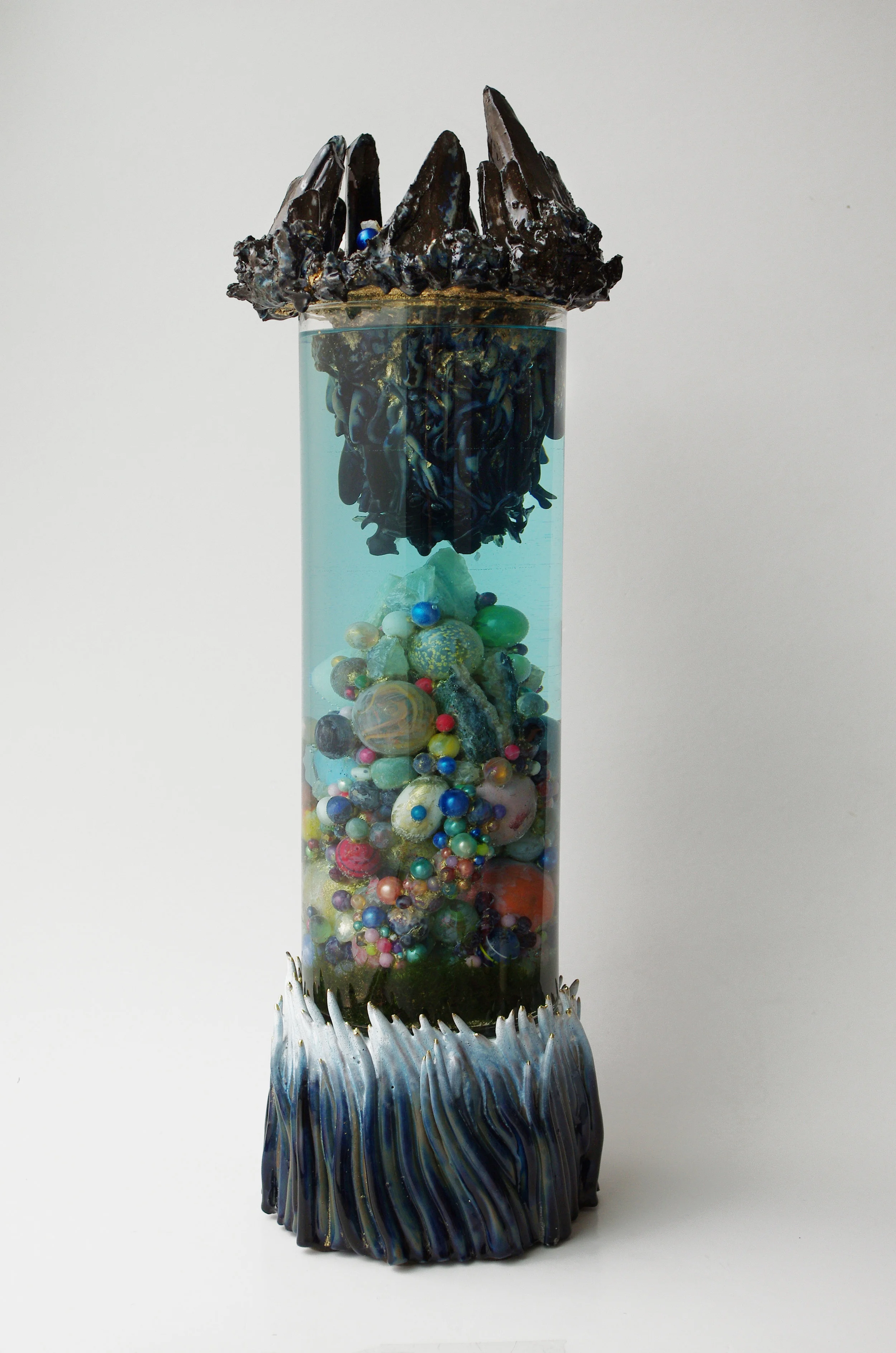    Le trésor    céramique émaillée polychrome, techniques mixtes, verre, poudre d'or  H 64 × 22 cm  © tous droits réservés - JPRV 
