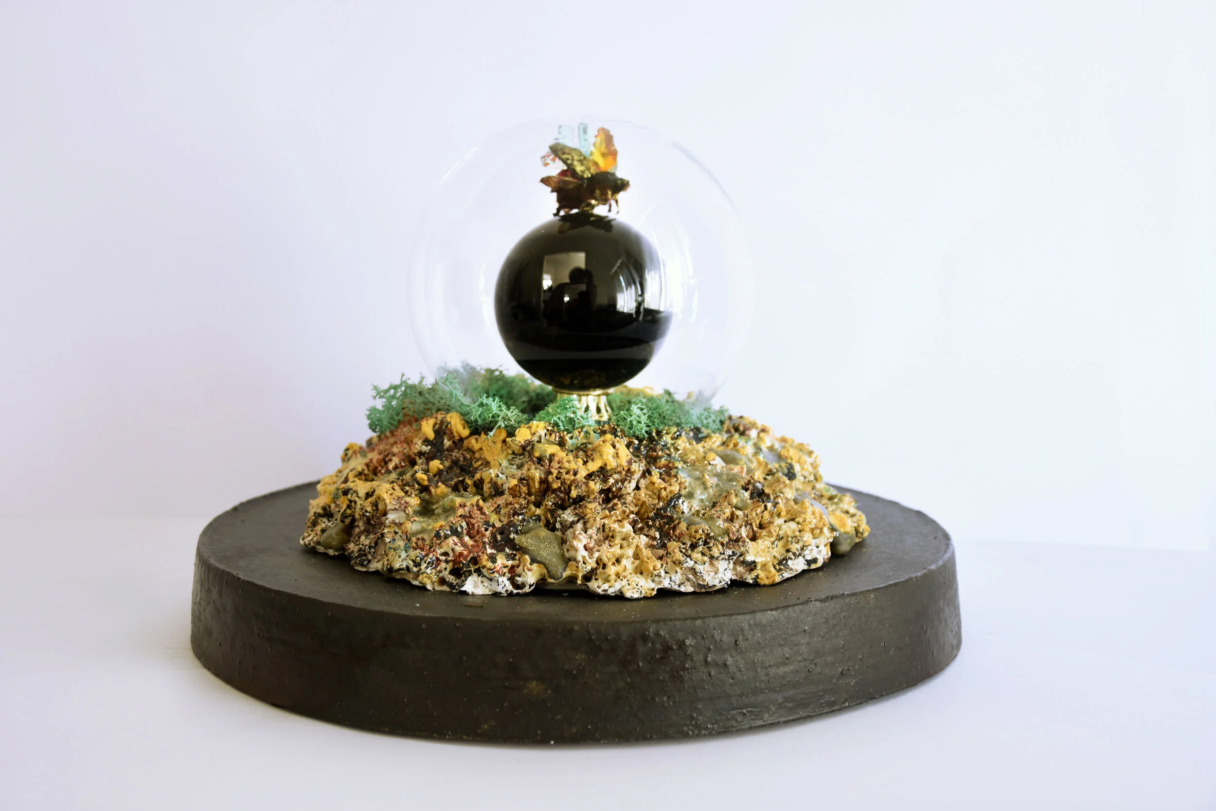 La vie secrète des Tavan-mardoux : Magna Mater, 23 x 35 cm, céramiques émaillée polychrome, verre, poudre d'or et mousse végétale.