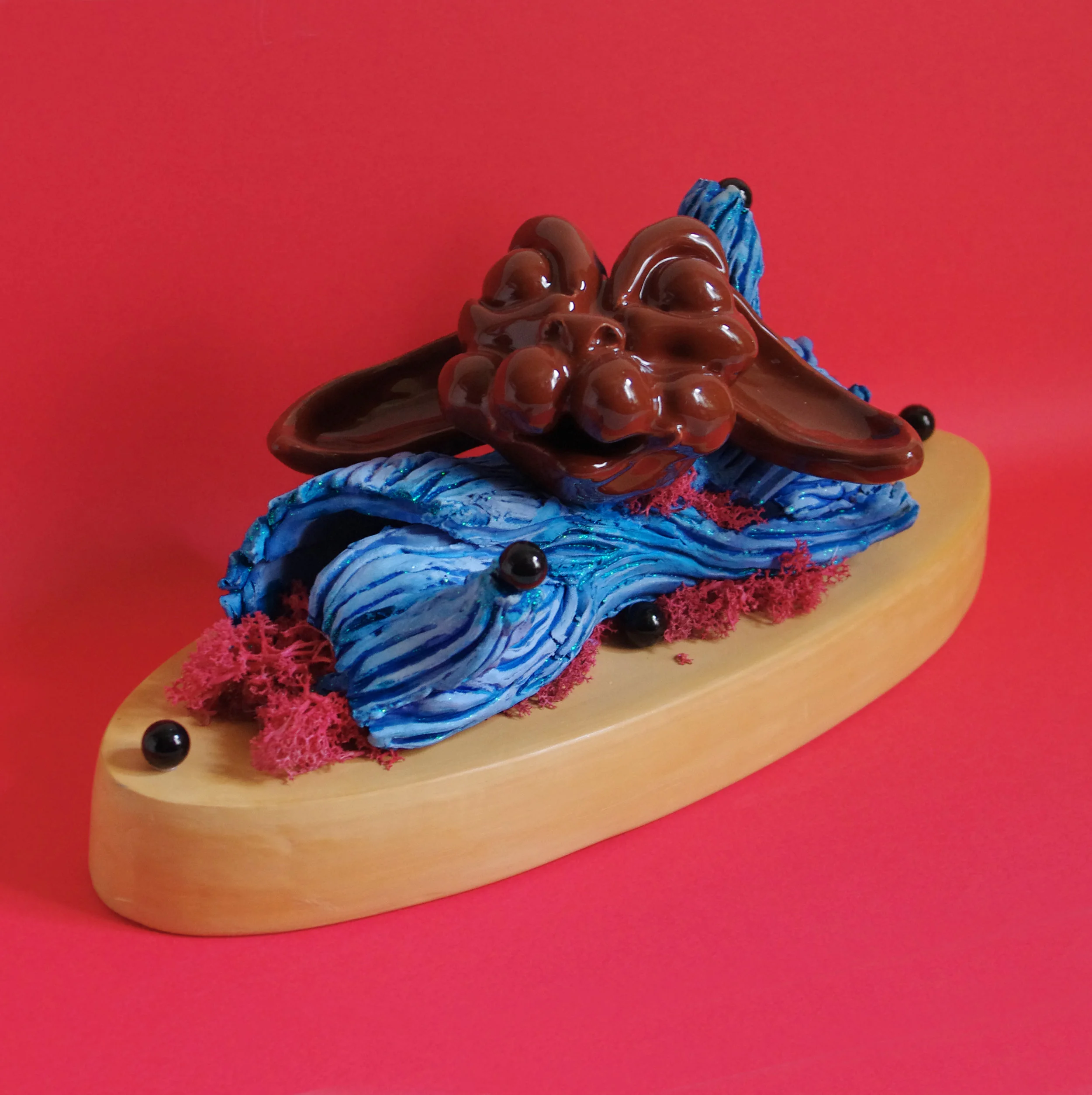 céramique émaillée polychrome, mousse végétale, verre, 40 x 19 x 20 cm.
