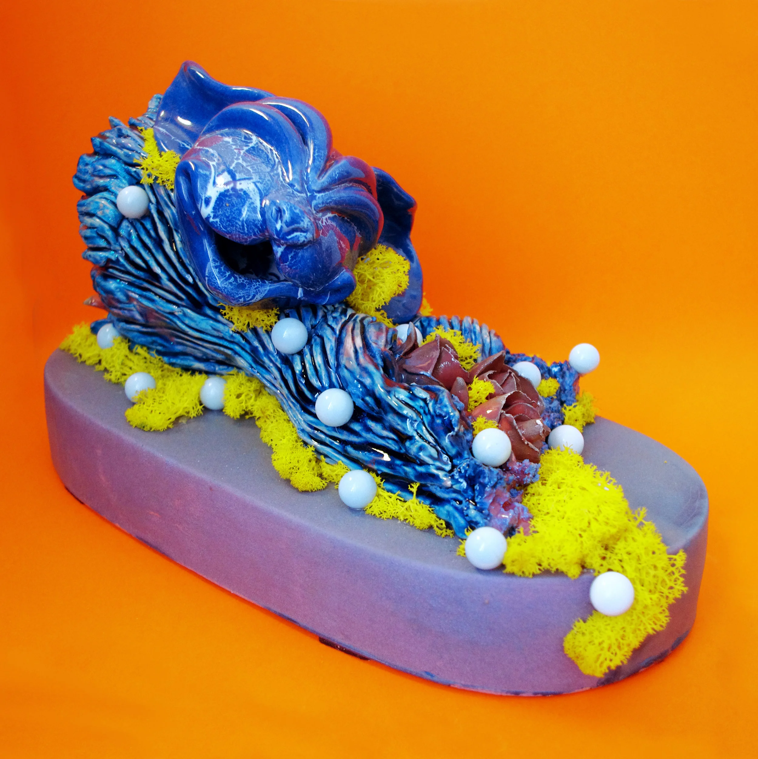 céramique émaillée polychrome, mousse végétale, verre, 37 x 20 x 23 cm.