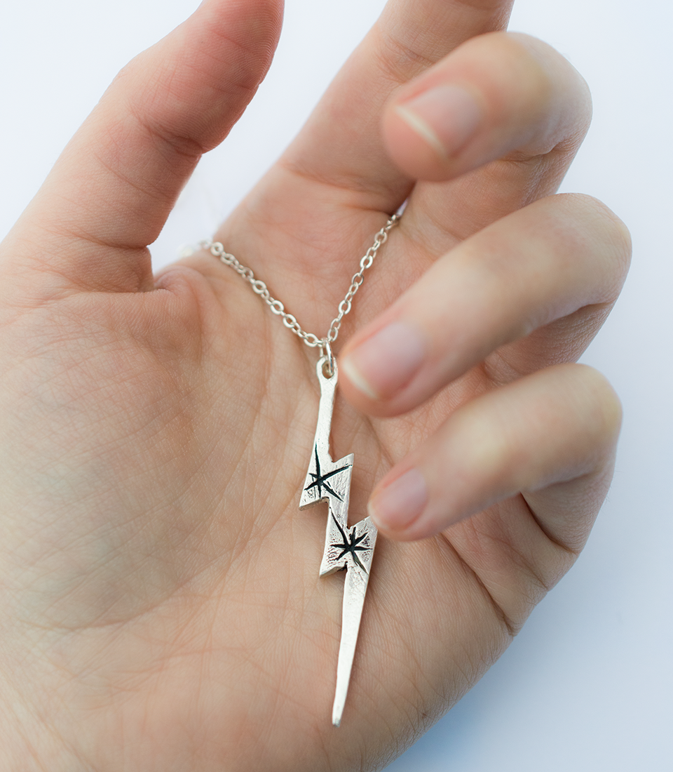 lightning+necklace+holding+good+looking+objects.png