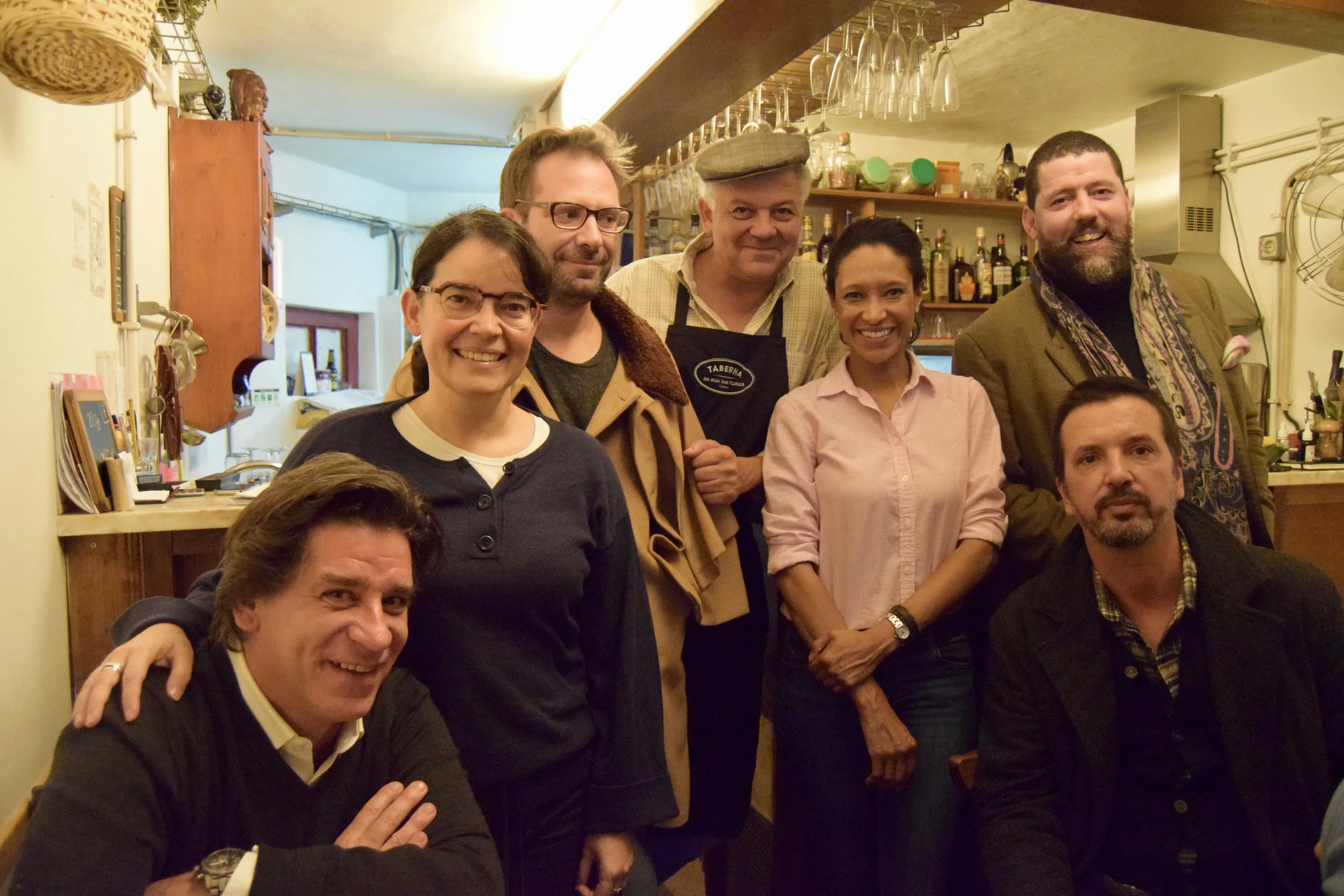 Sheree mitchell con propietario y chef Andre Magalhaes y amigos en taberna das flores, lisboa