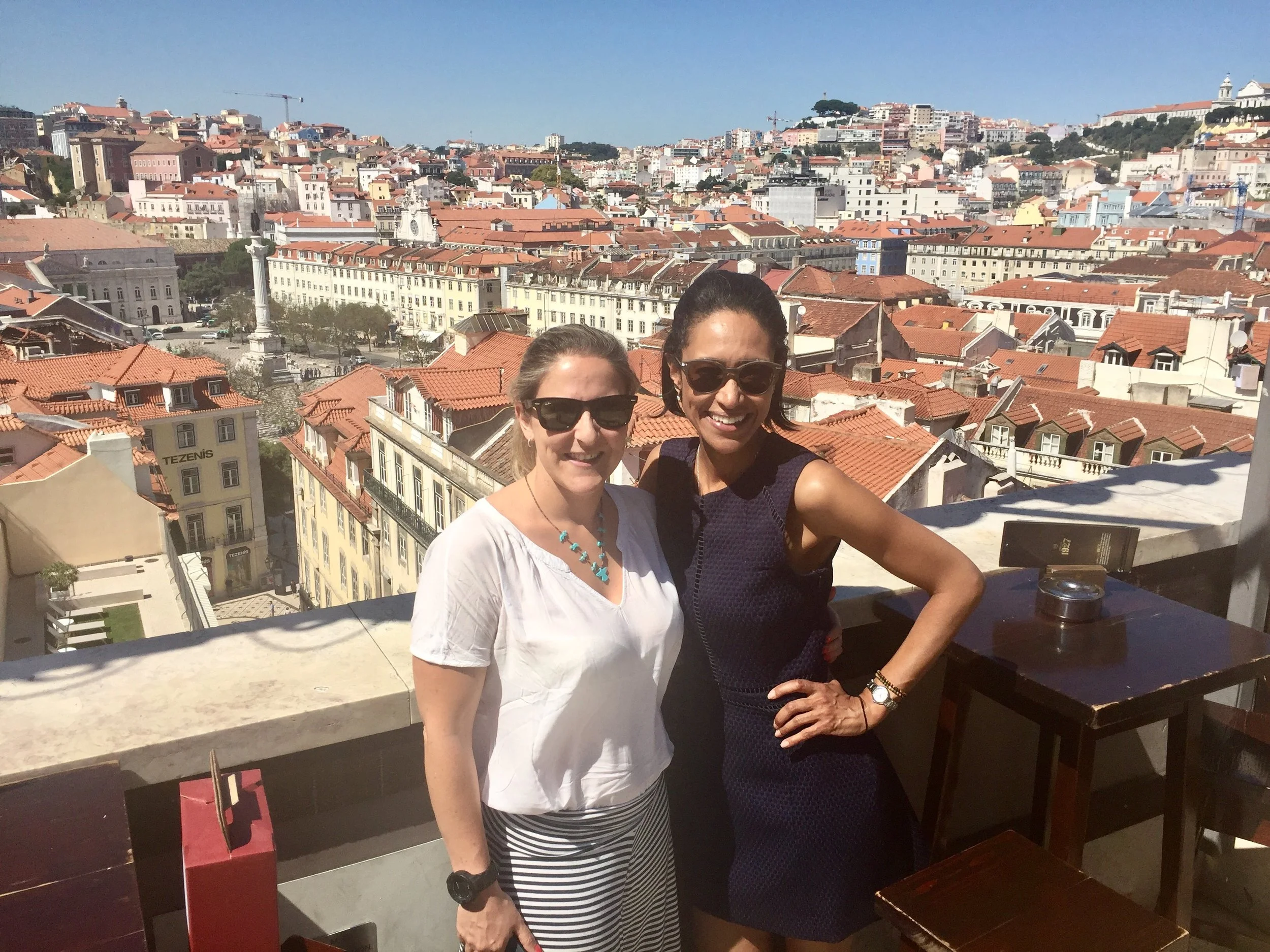 Sheree y una amiga de lisboa en la terraza de bellaLisa