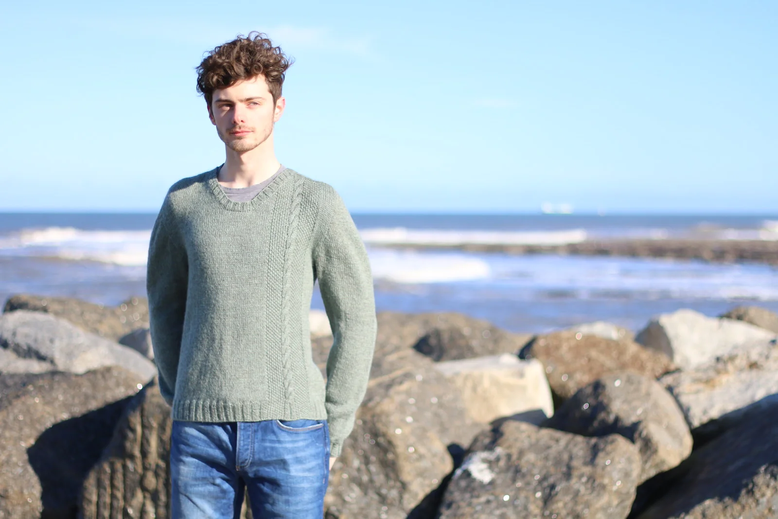 Robin Hood's Bay jumper This man's sweater is a modern take on a classic gansey pattern Yarn: Dovestone DK (252 yds / 230m in 100g) Yarn Quantities: 1006 - 1509 yards (920 - 1380 m) Needles: 3.5mm x 80cm circular and DPNs, 4mm x 80cm circular and DPNs Notions: stitch markers, stitch holders