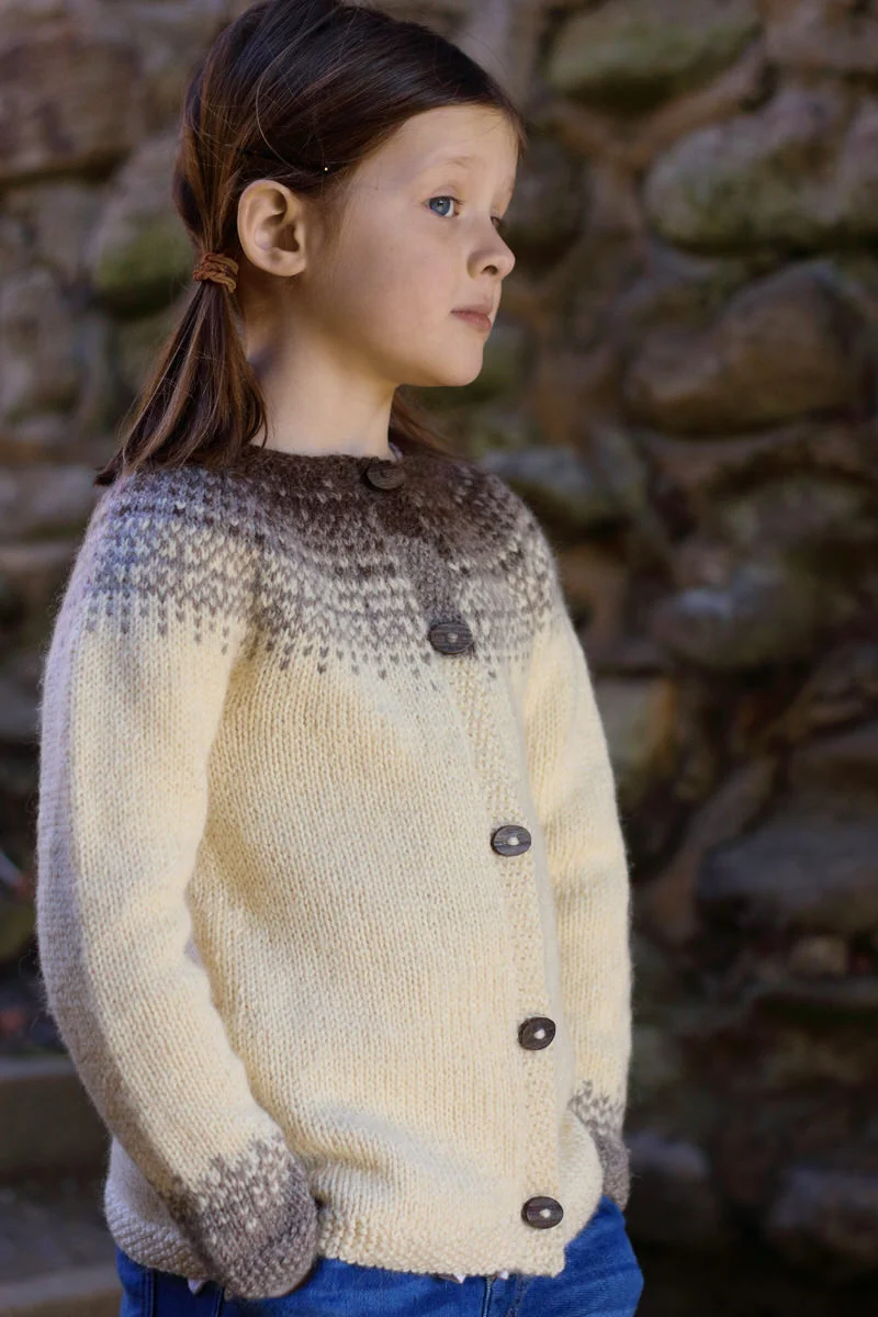 Hiro Petite by Julia Farwell-Clay Yarn: Baa Ram Ewe's Dovestone Natural Aran (170m in 100g) Yarn Quantities : 3-4 skeins MC, 1 skein each CC1 & CC2 Needles : 5mm x 60cm circular and DPNs, 4mm x 60cm circular and DPNs Notions: stitch markers, 5-6 x 20cm buttons Sizes: 4 (6, 8, 10, 12, 14) years. Finished Chest: 23 (25, 27, 29, 31, 33)”