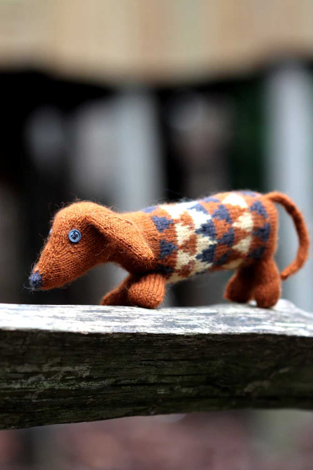 Dashing Dachshund by Ella Austin Yarn: Baa Ram Ewe Titus (70% Wool, 30% Alpaca) 320m per 100g hank Kit includes: - Pattern leaflet - Mini hanks of Titus in colours Parkin, Filey and Coal - Toy stuffing - Tapestry needle for sewing up - 2 buttons for eyes You will also need: - 2mm DPNs - stitch marker Your finished dachshund will be about 22cm long and 9 cm tall.
